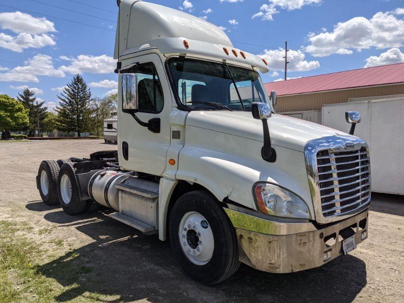 2013 Freightliner CA125 Daycab