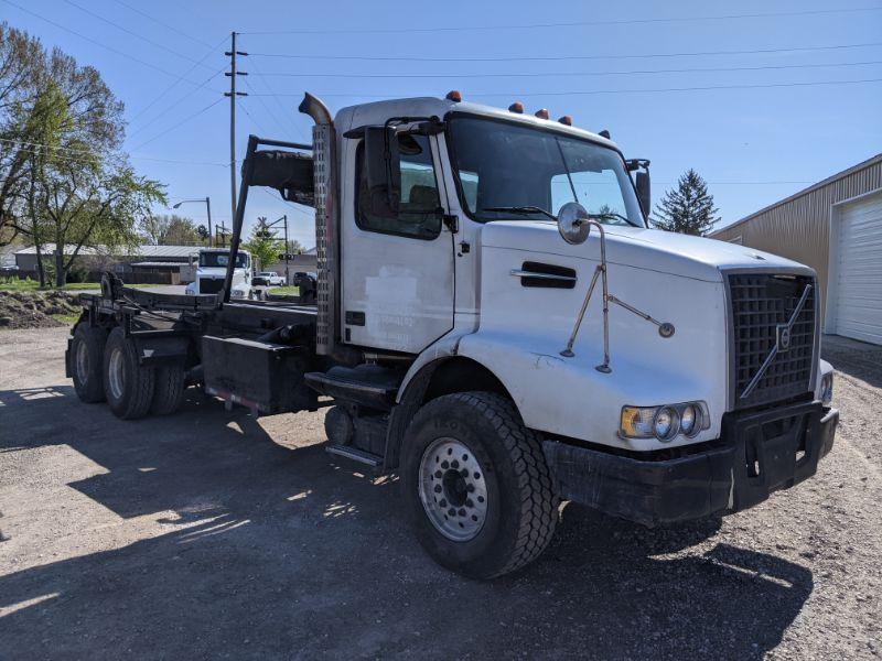 2006 Volvo VHD Roll Off