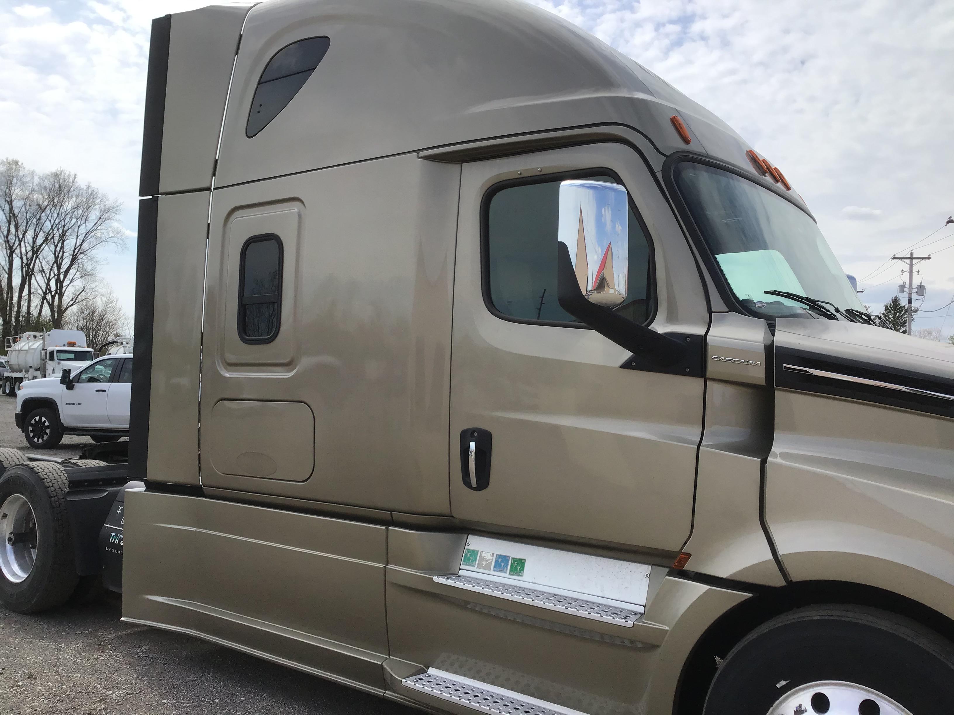 2018 Freightliner Cascadia CA126 Sleeper