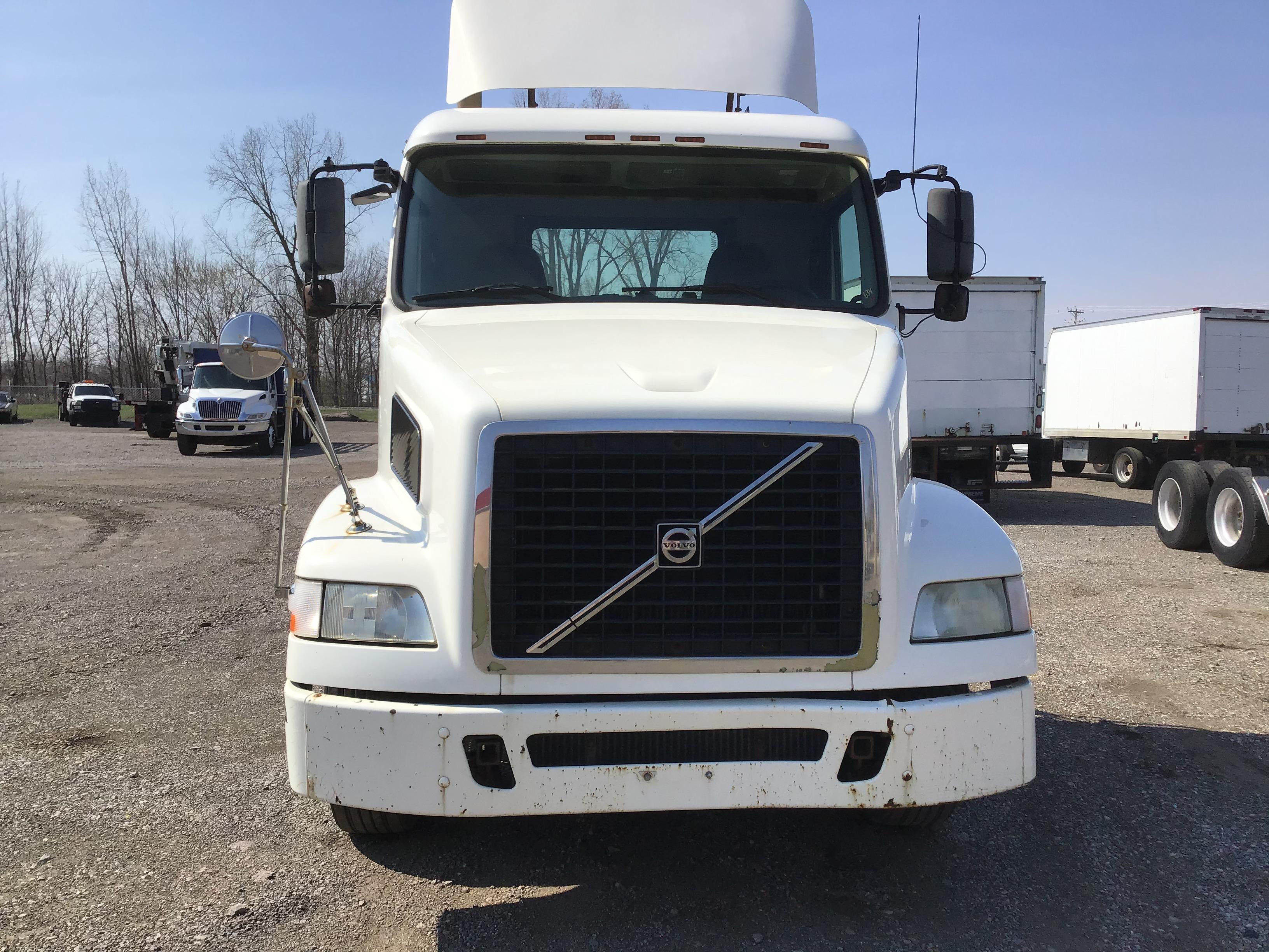 2006 Volvo VNM Daycab