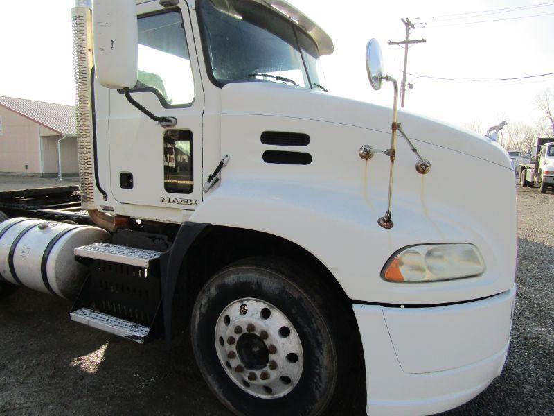 2010 Mack CXU613 Daycab