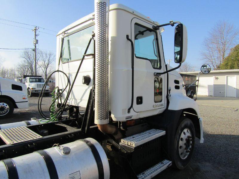 2010 Mack CXU613 Daycab