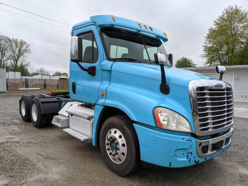 2014 Freightliner CA125 Daycab