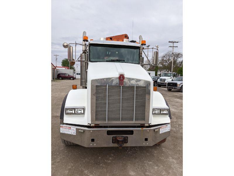 2007 Kenworth T800 Flatbed w/ Knuckle Crane