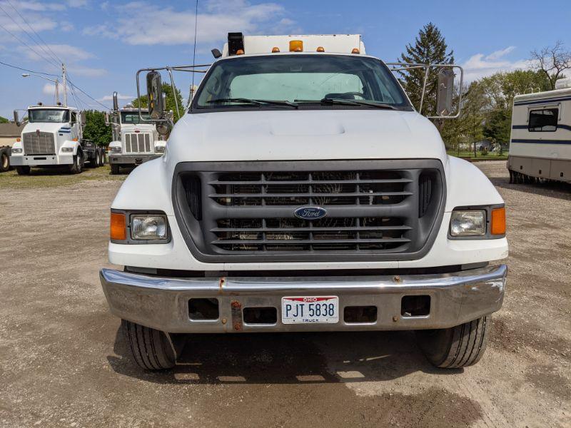 2000 Ford F750 Enclosed Service Body