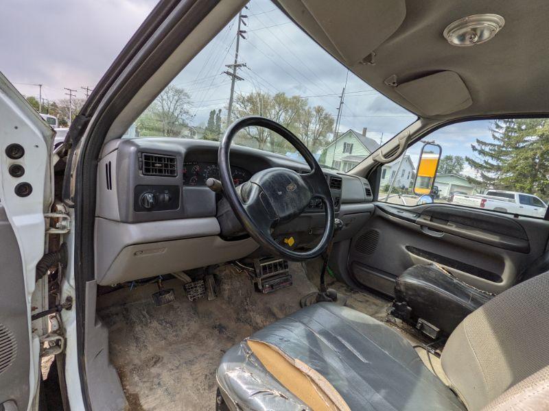 2000 Ford F750 Enclosed Service Body