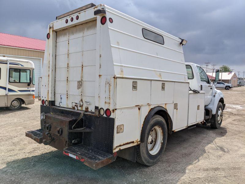 2000 Ford F750 Enclosed Service Body