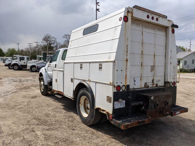 2000 Ford F750 Enclosed Service Body