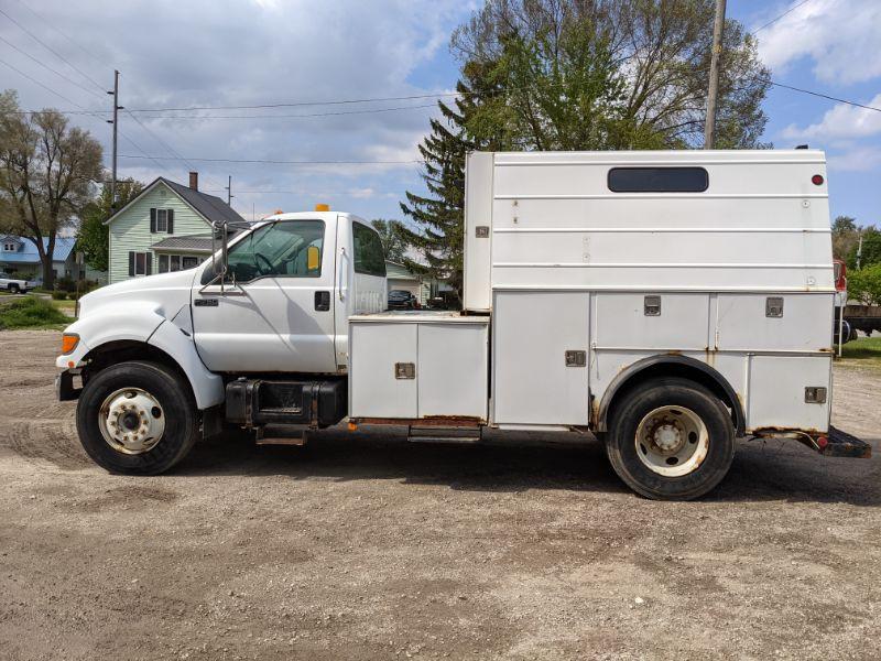 2000 Ford F750 Enclosed Service Body