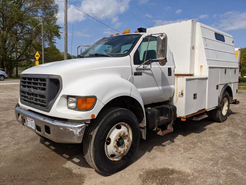 2000 Ford F750 Enclosed Service Body