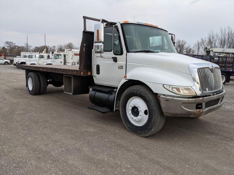 2002 International 4300 Flatbed