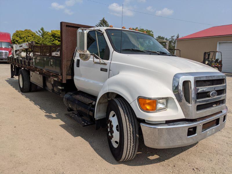 2005 Ford F650 Flatbed w/ Crane