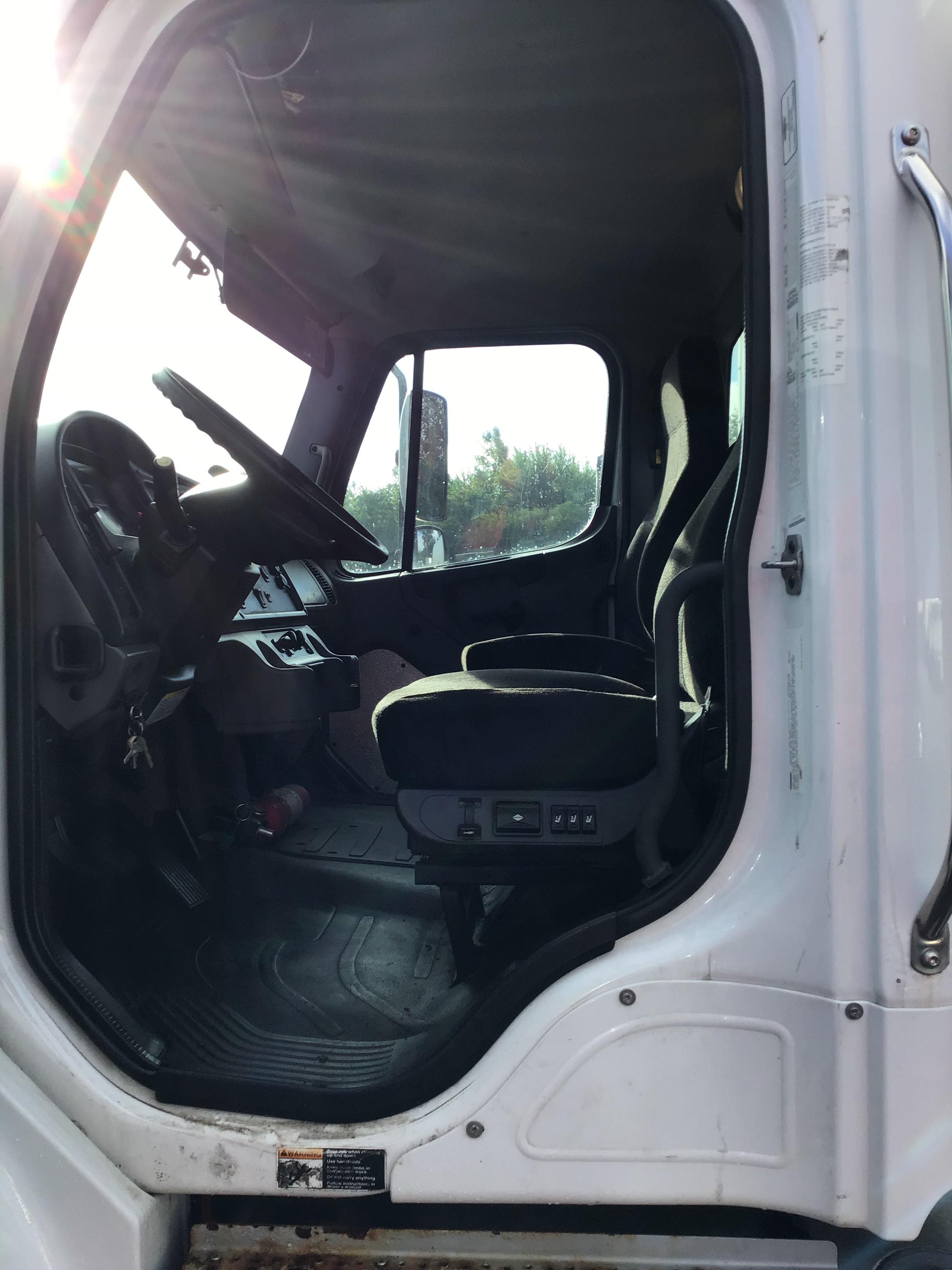 2016 Freightliner M2106 Box Truck