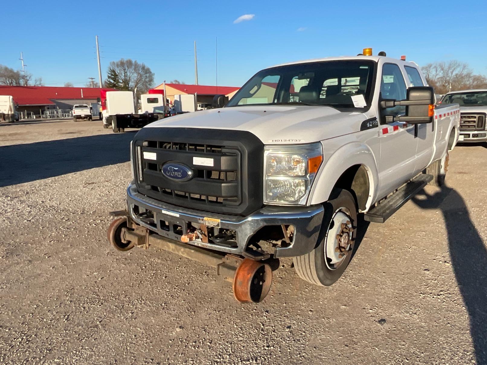 2015 Ford F350 w/ Rail Gear