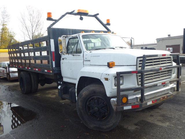 1988 Ford F-700 Single Axle 18' Stake Body Flatbed Truck