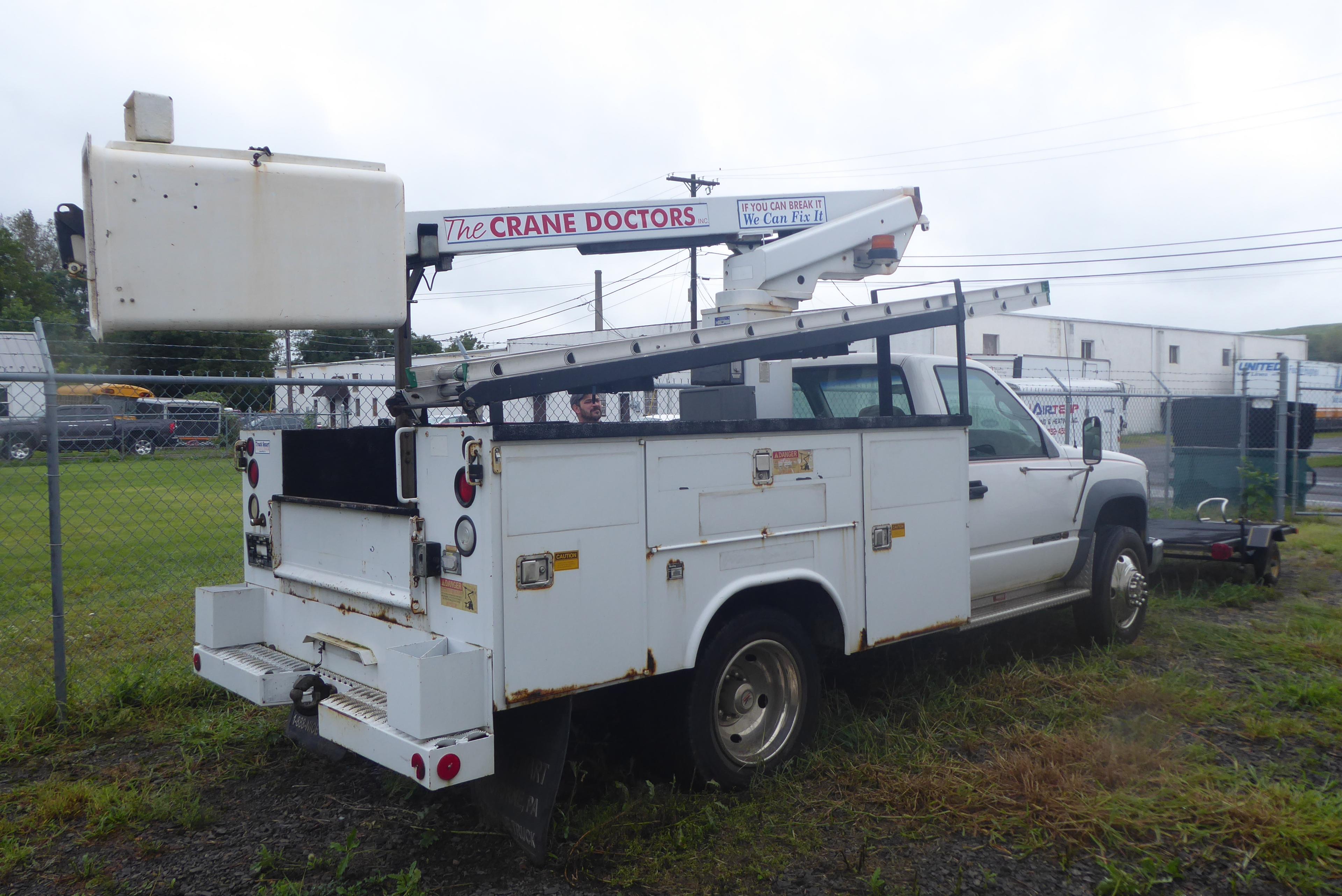 2000 GMC 3500HD Gas Bucket Truck