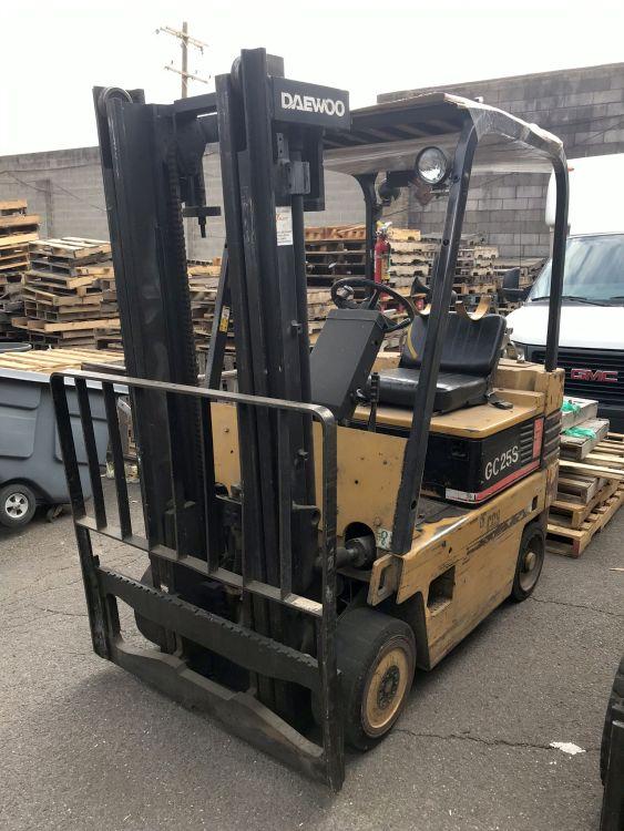 Daewoo GC25S LP Gas Forklift w/Side Shift