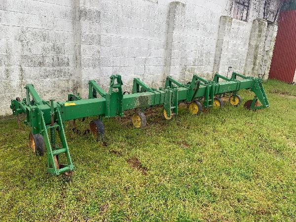 1992 John Deere 825 Cultivator