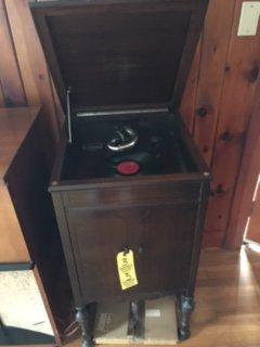 VICTROLA CONSOLETTE #15225 W/ 37 ALBUMS