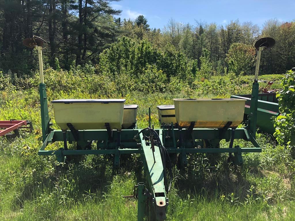 JOHN DEERE 7000 4-ROW CORN PLANTER