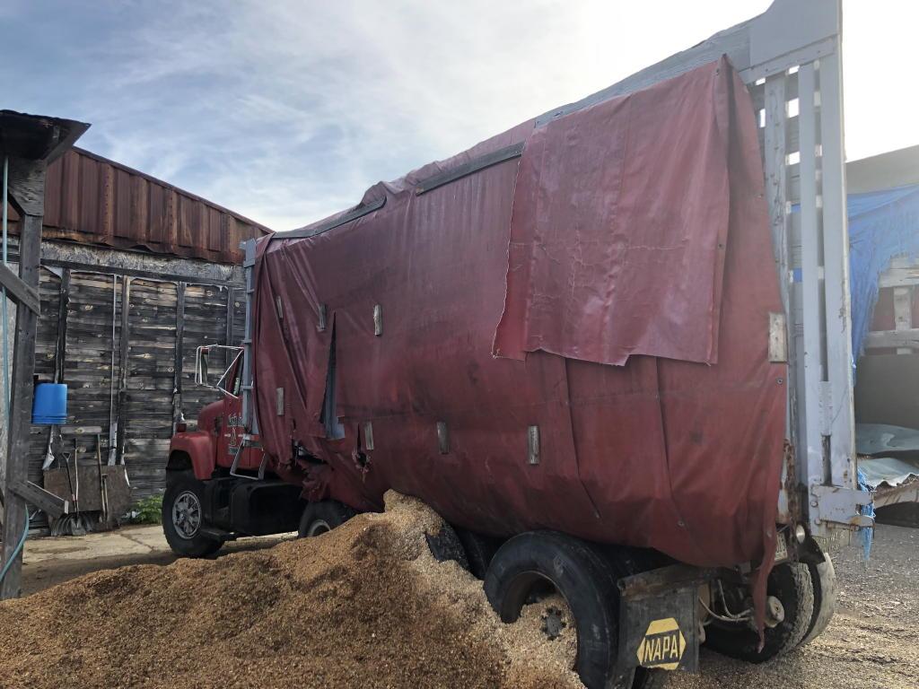 1987 INTERNATIONAL F-2574 TRIAXLE TRUCK W/ FIREWOOD BODY, 181,745 MILES, S/N: 1HTZPGCT6HH489506