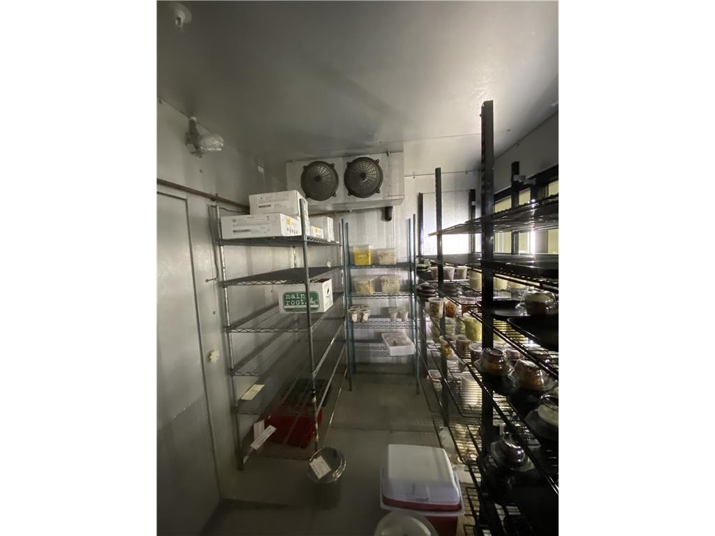3-PHASE 2010 THERMALRITE COMBO RETAIL WALK-IN COOLER/FREEZER, 22'W X8'D X 8'6"HREMOTE REFRIGERATION