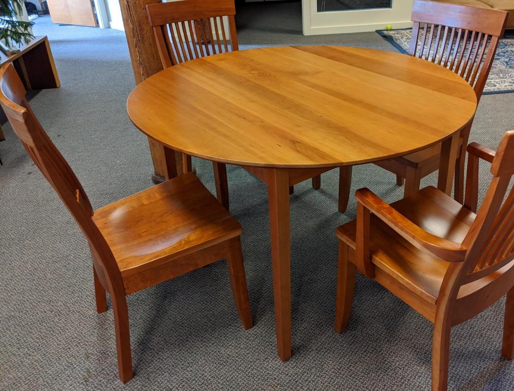 CHILTON FURNITURE 5-PC DINING SET: 4' SHAKER CHERRY ROUND DINING TABLE W/4-SLAT BACK CHAIRS