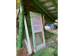 LOT: RAISED PANEL DOOR, ASSORTED VINTAGE CHAIRS, MAILBOX, GARDEN FENCE, PELT STRETCHERS, TRAP