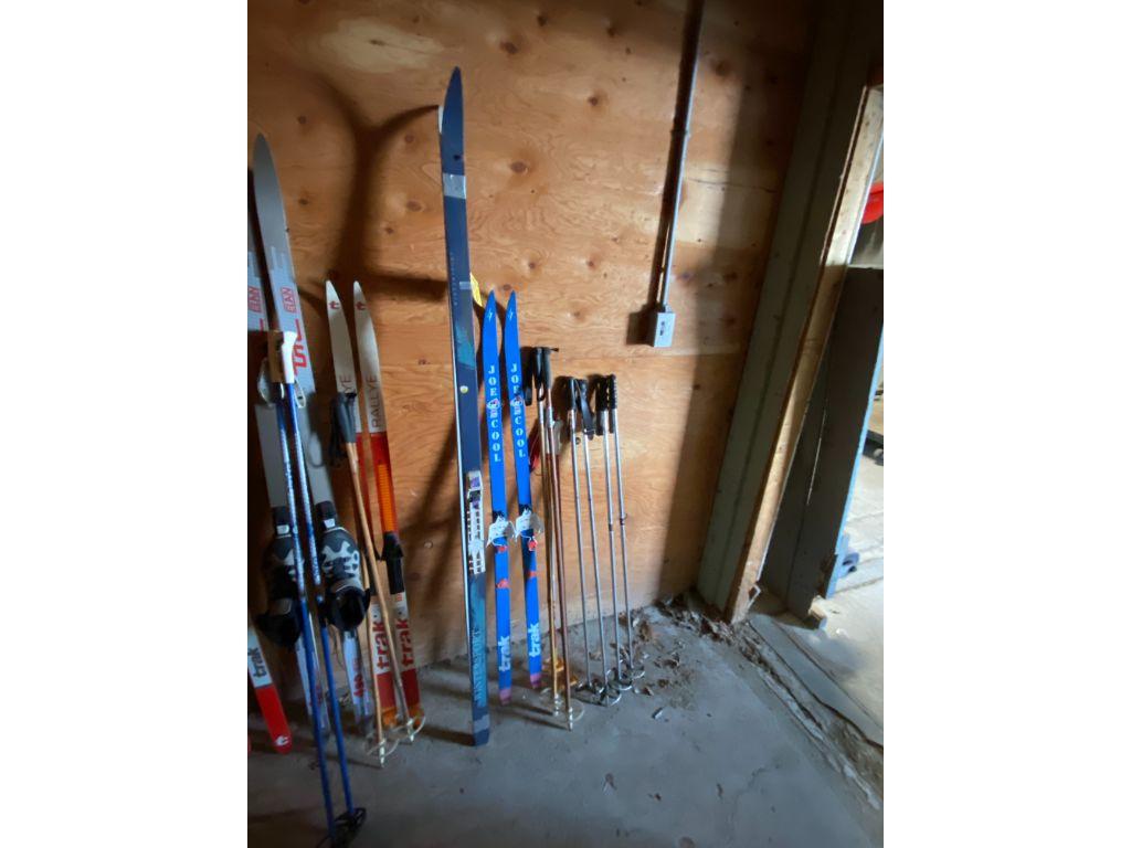 LOT: 2-PAIRS OF CROSS COUNTRY SKIS W/2-PAIRS OF POLES & 2-PAIRS OF VINTAGE POLES