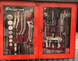 SNAP-ON C12000SB PULLER SET W/ 2-DOOR GLASS, WALL MOUNT CABINET