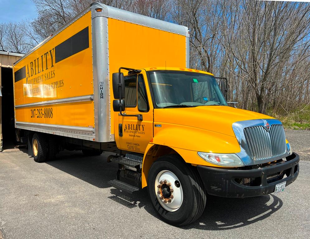 2013 INTERNATIONAL 4300 SBA 4X2 26' BOX TRUCK, 272" WB., A/C, VIN: 1HTMMAAL4DH100780, 181,940 MILES