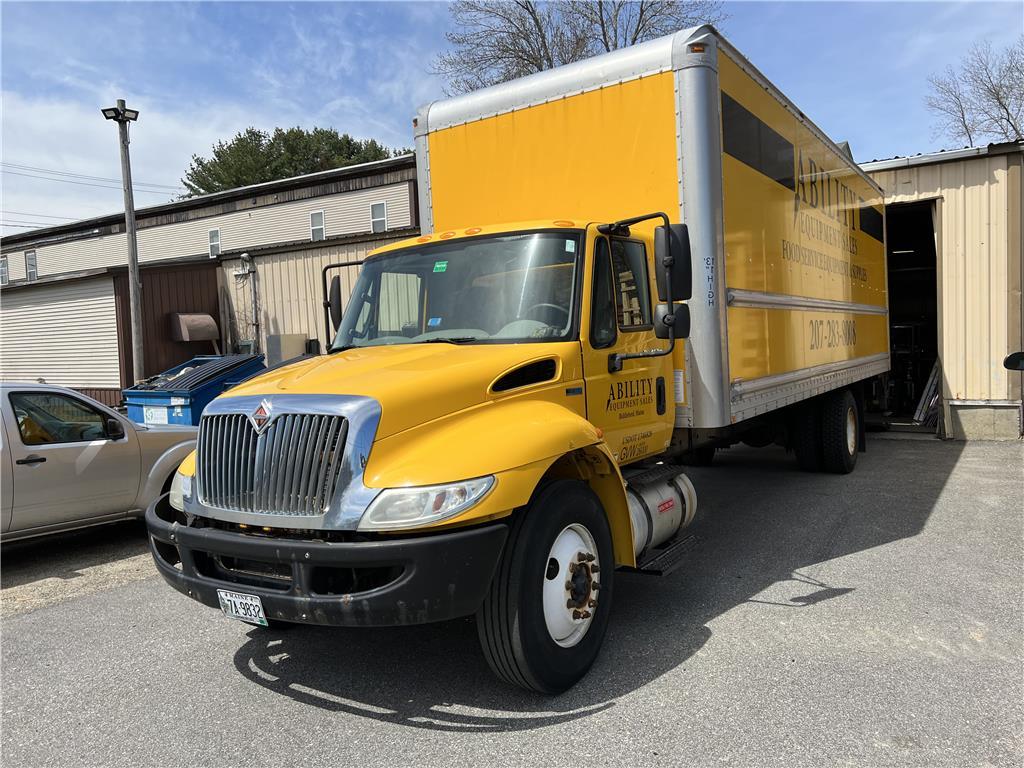 2013 INTERNATIONAL 4300 SBA 4X2 26' BOX TRUCK, 272" WB., A/C, VIN: 1HTMMAAL4DH100780, 181,940 MILES