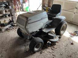 LOT: WHITE MTD 20HP LAWN TRACTOR HYDROSTATIC TRANSMISSION GT205, W/BRIGGS & STRATTON 3.75HP 20"