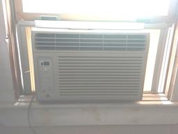 GE AIR CONDITIONER, MODEL AGH06LJG1, 6,000BTU