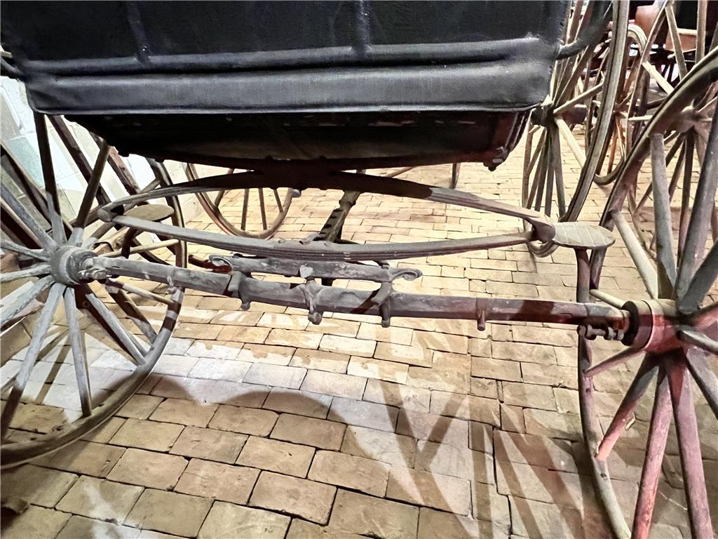 HUME CARRIAGE CO. DOCTOR'S PHAETON CARRIAGE WITH RAIN COVER, CIRCA 1890