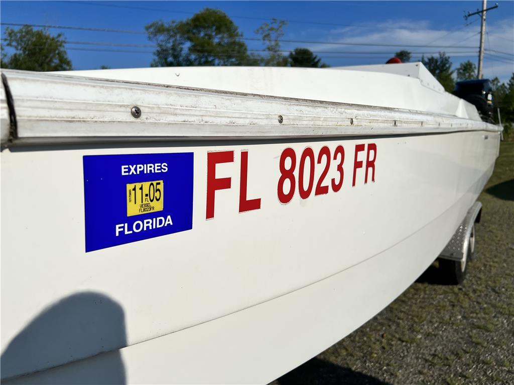 1985 SEA HAWK 25' V-HULL RACE BOAT, S/N:SBQ26017E585, TWIN MERCURY 200HP OUTBOARDS, 04 TRAILER