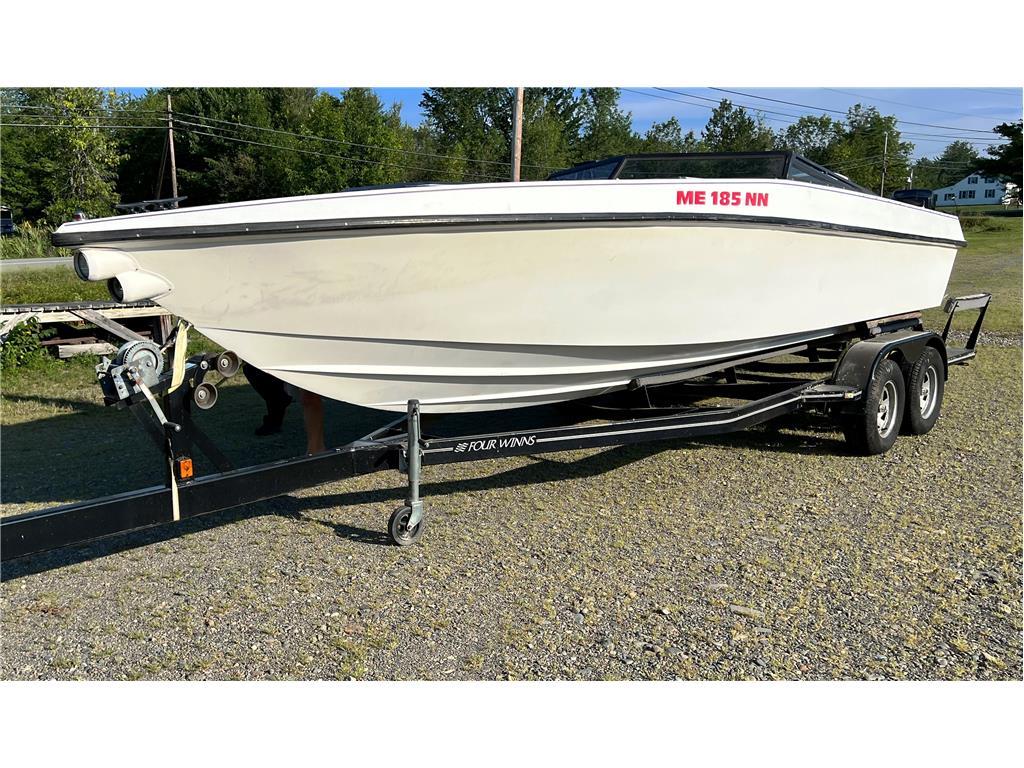 1985 SEA HAWK 25' V-HULL RACE BOAT, S/N:SBQ26017E585, TWIN MERCURY 200HP OUTBOARDS, 04 TRAILER