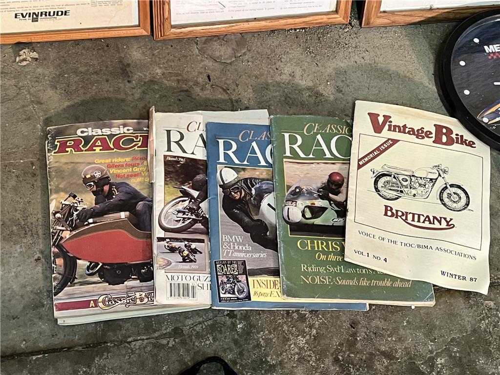 LOT: ASSORTED ADVERTISING, MAGAZINES, CLOCK