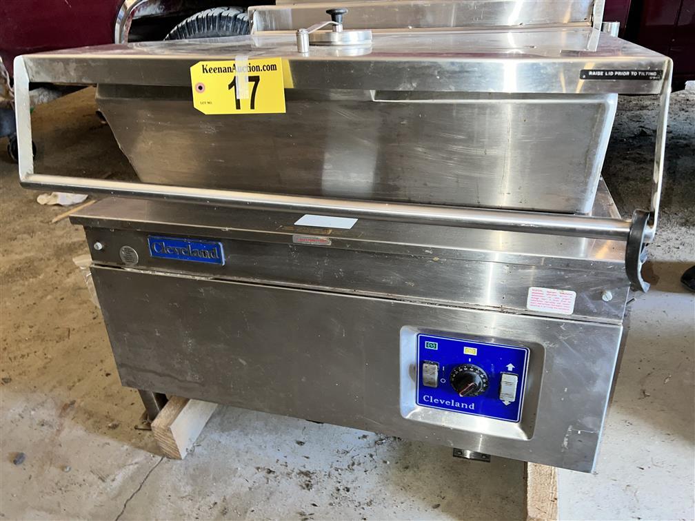 CLEVELAND 30-GAL. BRAISING PAN TILTING SKILLET, LP GAS FIRED, WITH APPLIANCE LEGS