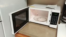 MAGIC CHEF WHITE COUNTER TOP MICROWAVE OVEN