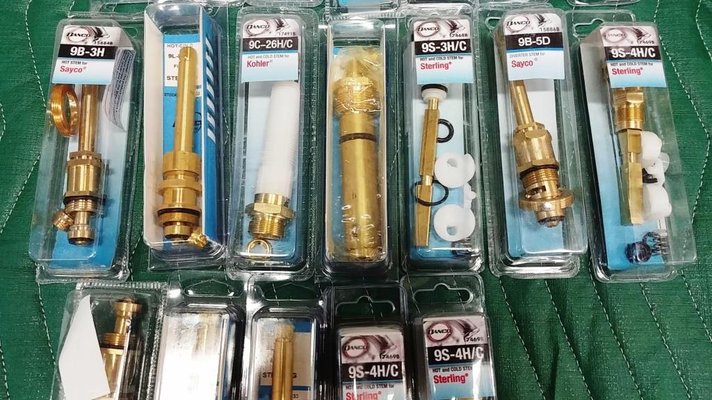 LARGE ASSORTMENT OF BRASS FITTINGS / PLUMBING HARDWARE