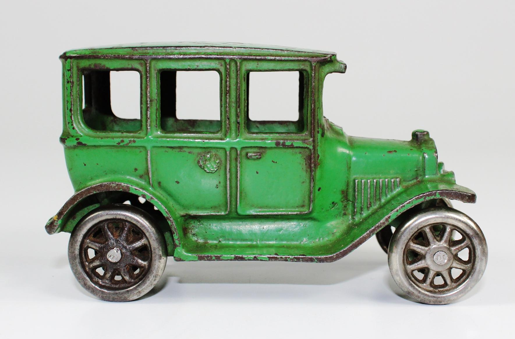 VINTAGE ARCADE CAST IRON FORD MODEL T COUPE TUDOR