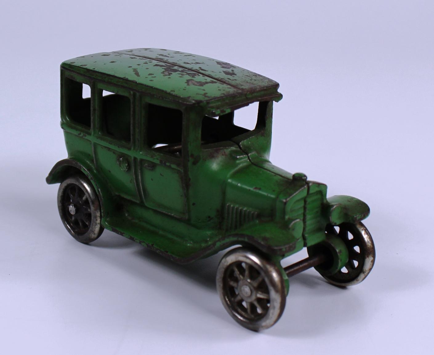 VINTAGE ARCADE CAST IRON FORD MODEL T COUPE TUDOR