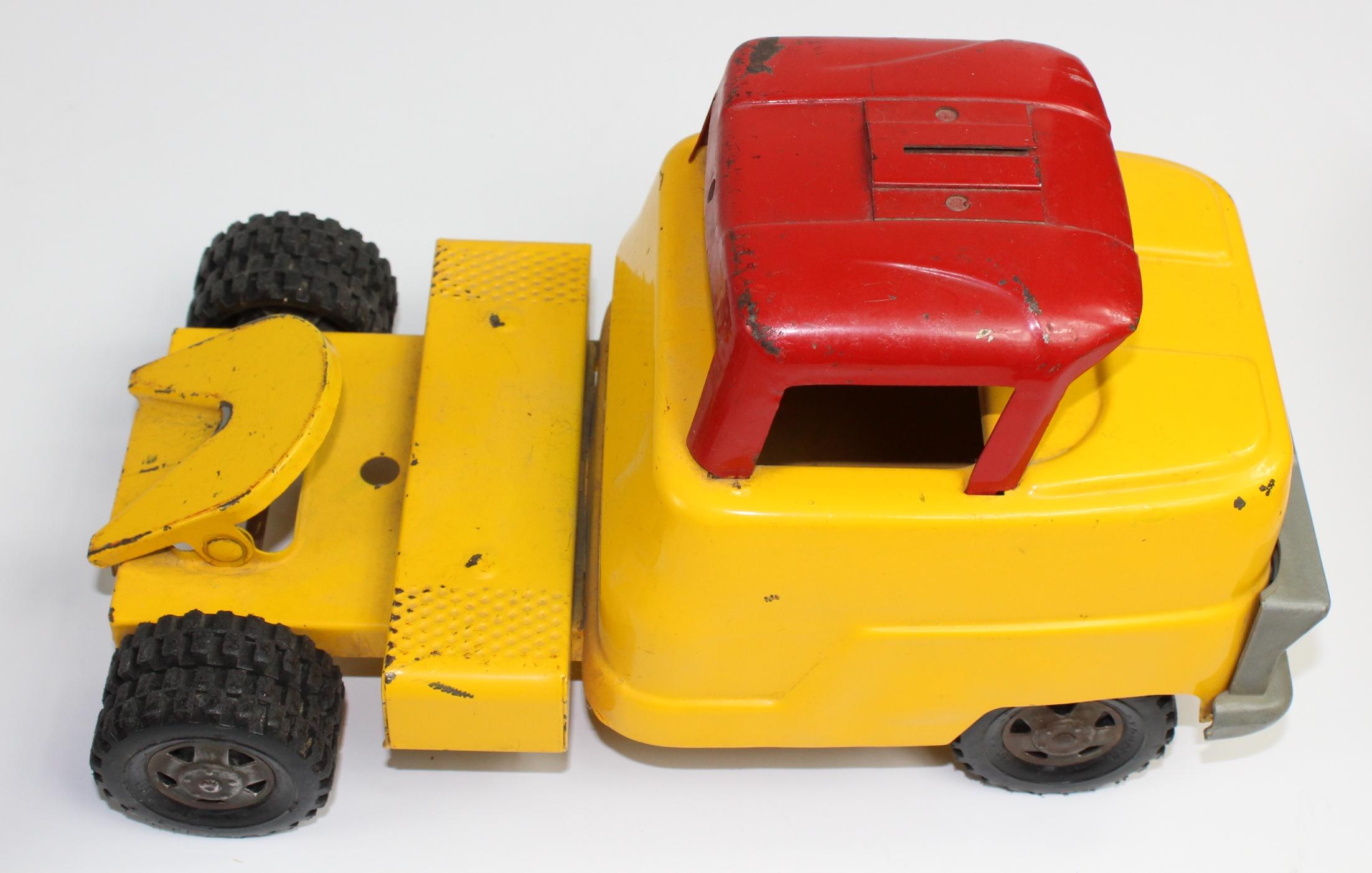 VINTAGE STRUCTO PRESSED AUTO TRANSPORT WITH 2 CARS AND RAMP