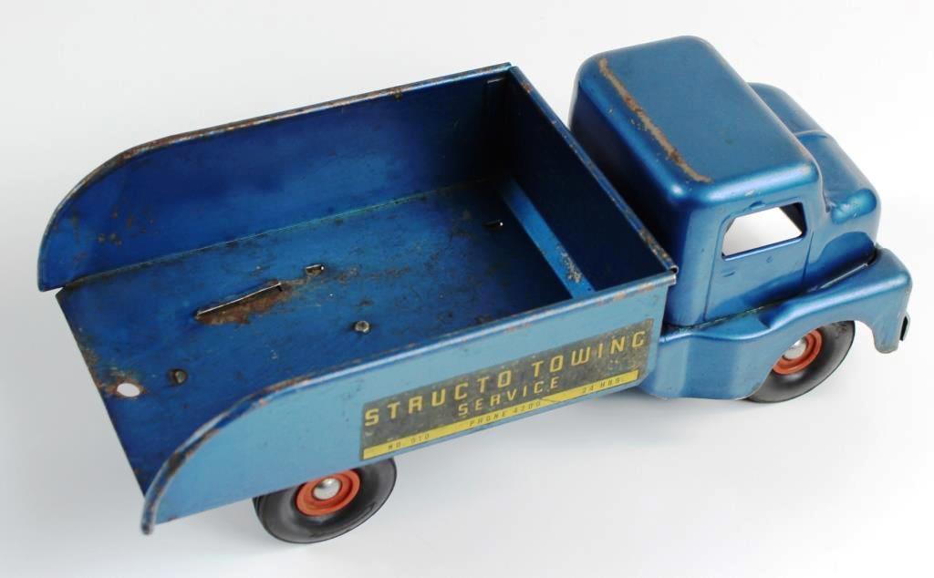 VINTAGE STRUCTO TOWING SERVICE NO. 910 WRECKER / TOW TRUCK