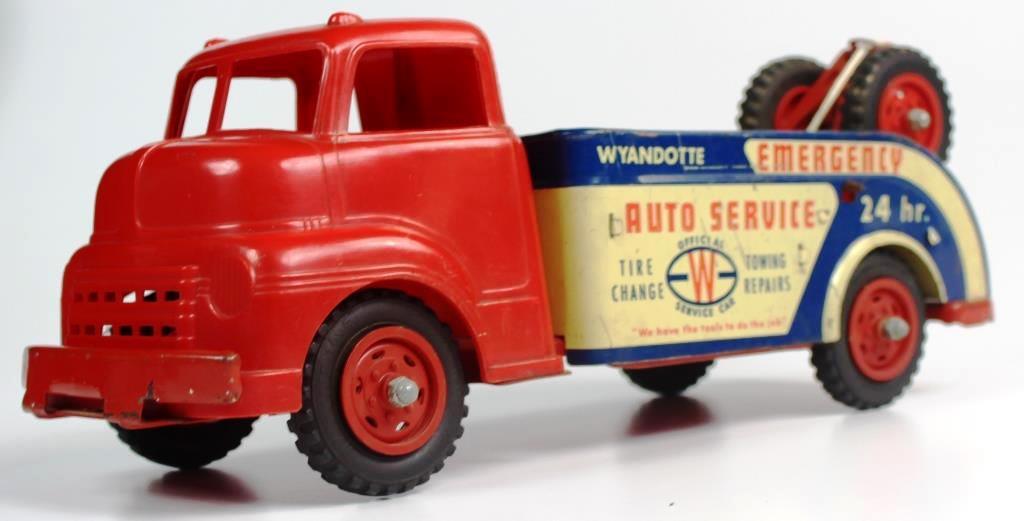 VINTAGE WYANDOTTE PRESSED STEEL EMERGENCY AUTO SERVICE WRECKER