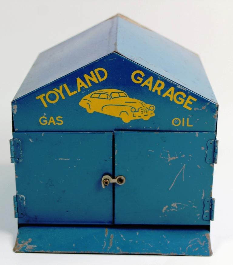 VINTAGE TOYLAND GARAGE WITH HINGED DOORS AND CLASP