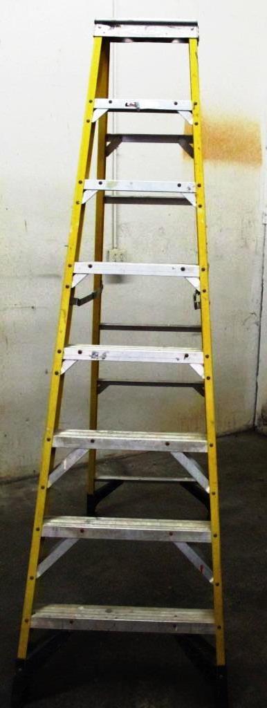 WERNER 8FT YELLOW FIBERGLASS LADDER