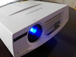 MITSUBISHI XL5900U LED PROJECTOR