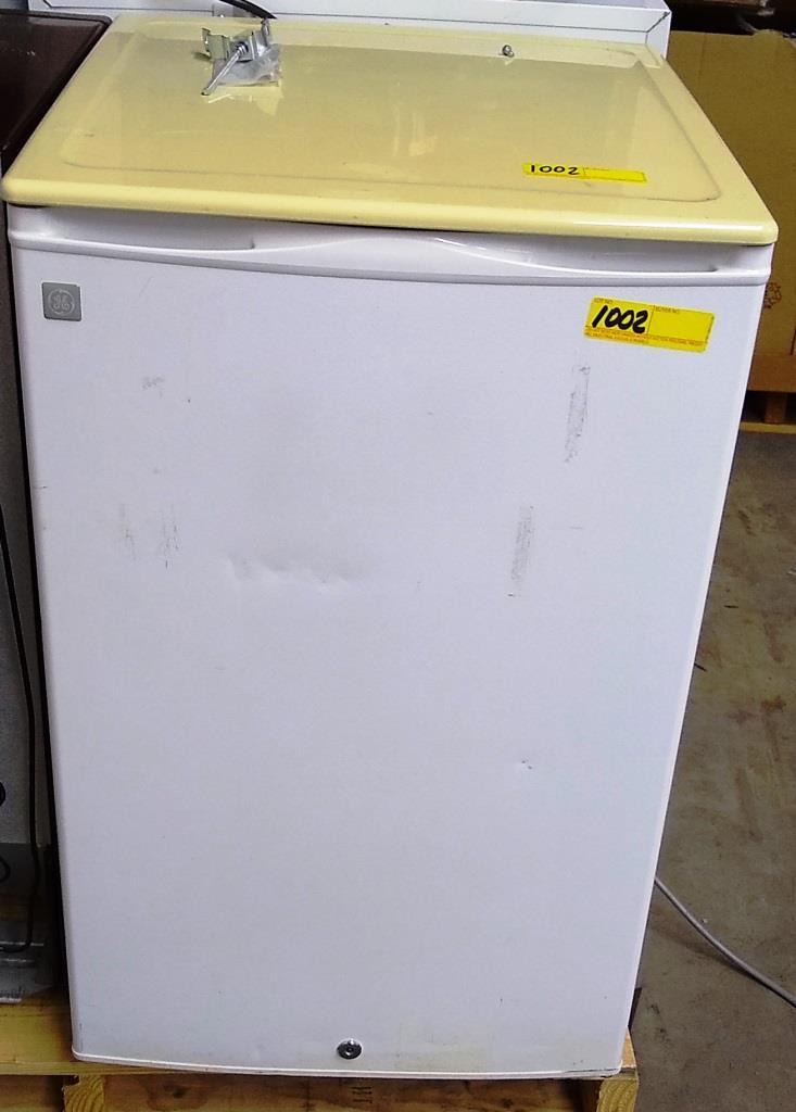 GE WHITE COMPACT REFRIGERATOR